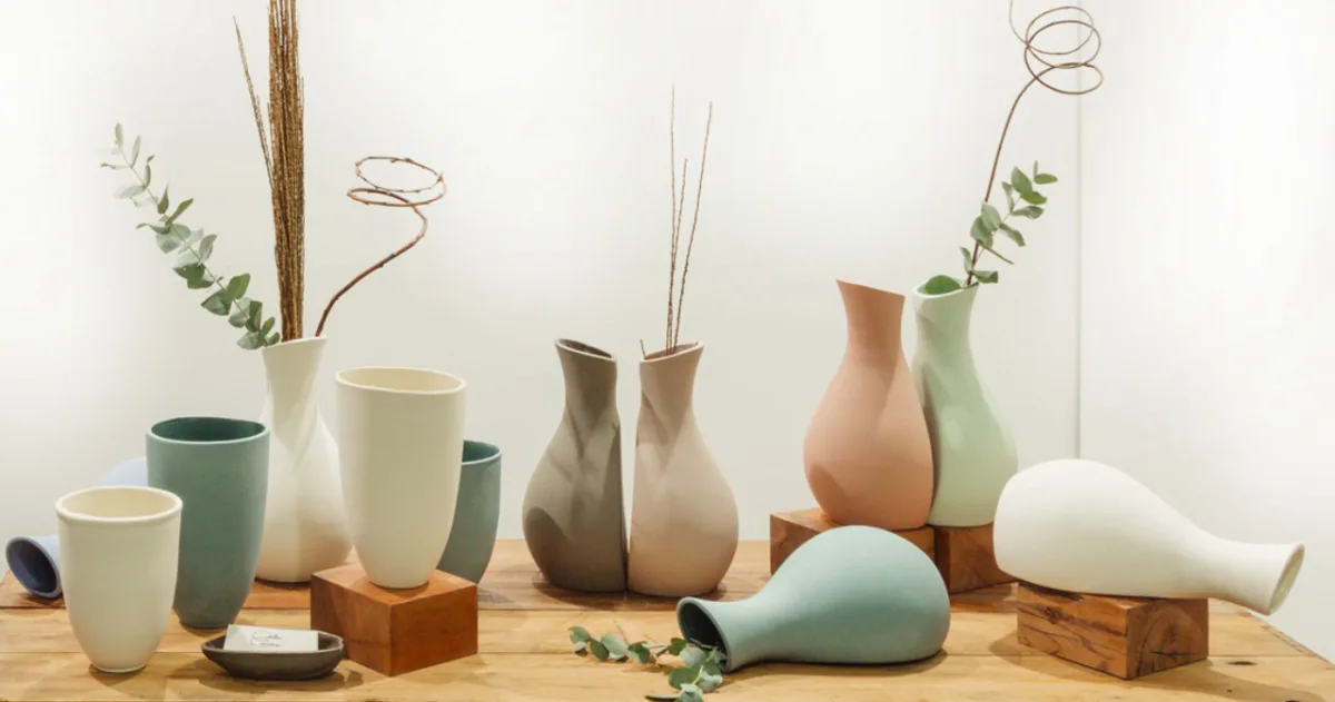Vasos cerâmicos de Célia Canosa na Paralela Design. Foto: divulgação