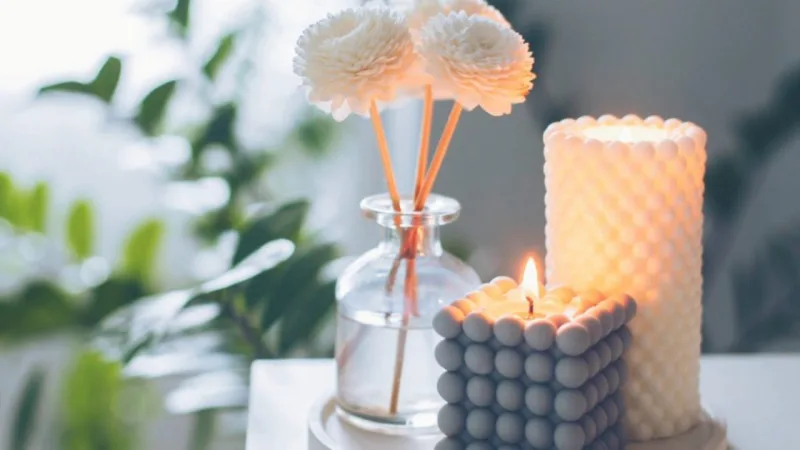 Aposte
em velas e
lâmpadas mais amareladas, para criar
um ambiente intimista.