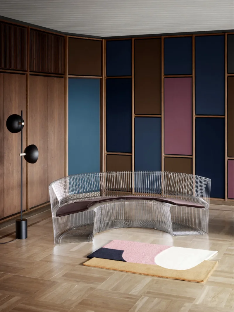 Verner Panton trouxe, em 1971, uma peça modular curvilínea. Foto: Divulgação.