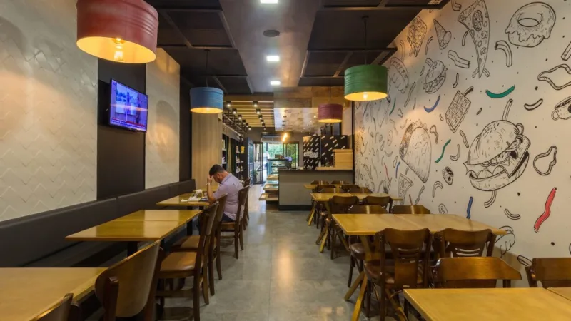 Tambores de ferro-velho foram restaurados e usados como luminárias na cafeteria ‘Mas será o Benedito?’, em Contenda. O projeto é de Givago Ferentz Arquitetura Foto: Gustavo Lupian / Divulgação