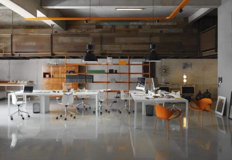 Fixada no piso e no teto, a estante de vidro e alumínio tem aspecto leve e divide ambientes, como um home office de um living, por exemplo. O laranja confere um elemento surpresa. “O legal é usar cor onde não se espera, como em móveis: uma estante ou uma mesa colorida”, diz Arruda. Foto: Gianni Antoniali/Divulgação