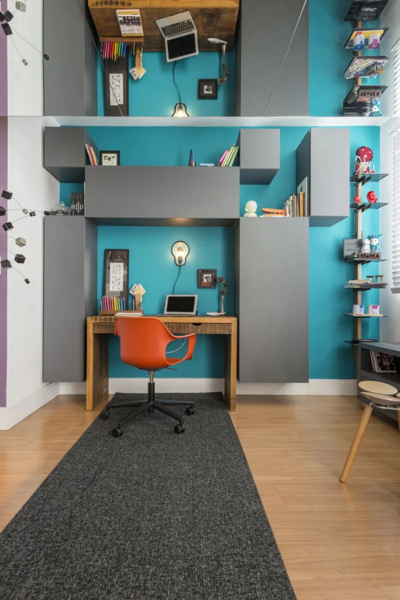No home-office integrado ao living, a designer Giovana Kimak e o arquiteto Andre Largura retiraram uma parede e desconstruiram a estante para não pesar demais no ambiente pequeno. Os armários fechados servem para guardar o que não se quer mostrar e o apoio fica a cargo da estante em metal de Pedro Useche. Foto: Fernando Zequinão/Gazeta do Povo