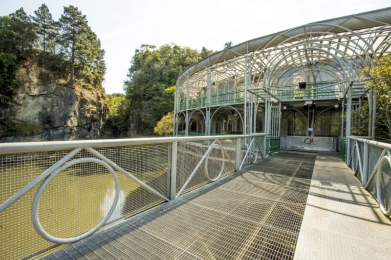Construídas em metal e vidro, Ópera de Arame, Jardim Botânico e Rua 24 Horas deram a cara da Curitiba moderna. Foto: Hugo Arada/Gazeta do Povo.