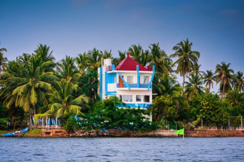 Influências náuticas moldam adornos das construções em estilo tropical deco. Foto: Vivek Sharma/Unsplash