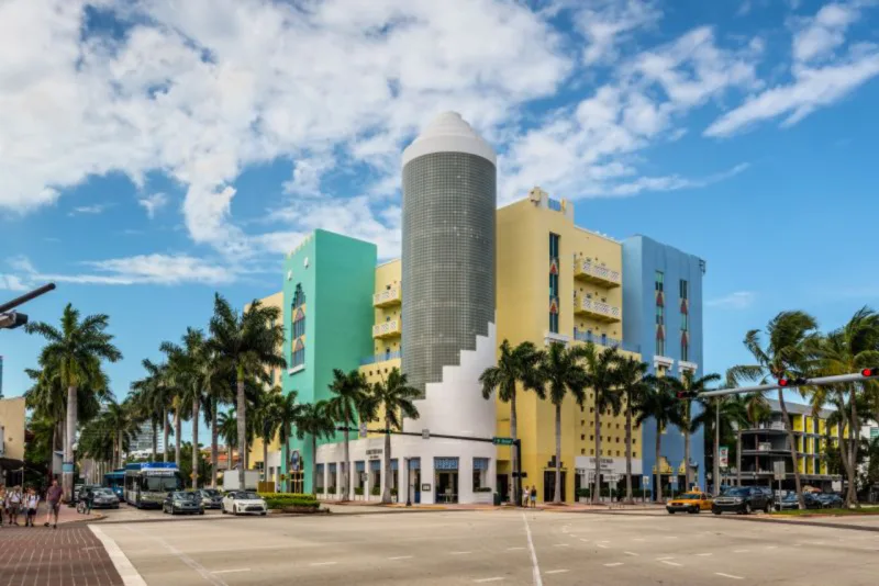 A Washington Avenue integra o Distrito Art Déco de Miami com diversos prédios representantes do estilo Tropical Deco. Foto: Bigstock