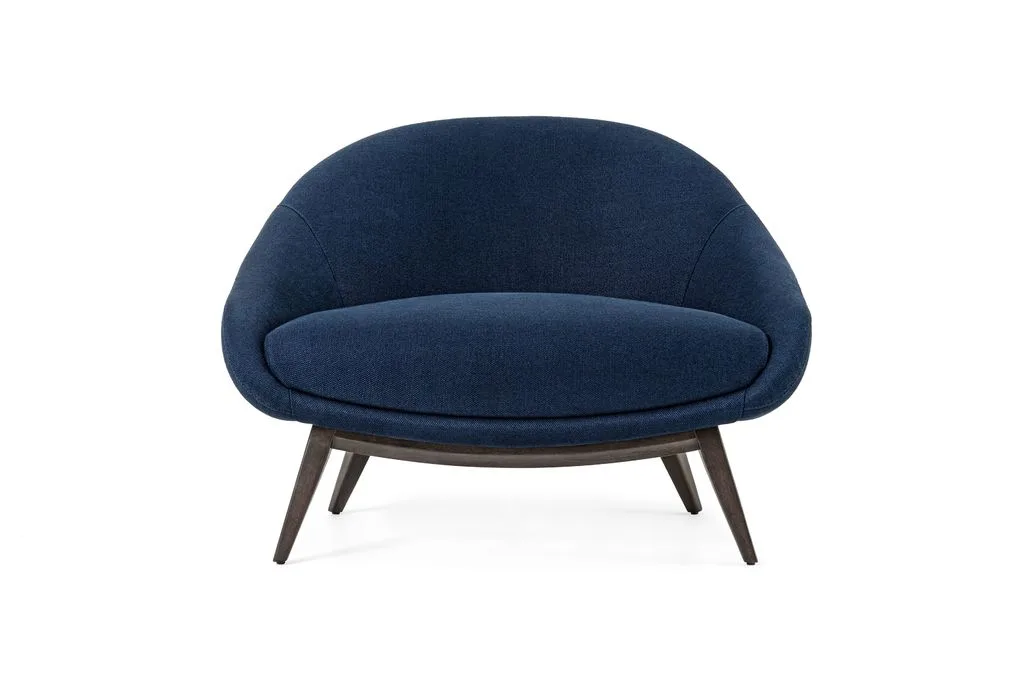 A poltrona Mayu, lançamento da linha Artefacto Beach &amp; Country, tem seu design baseado em linhas orgânicas. Sua estrutura leva cedro maciço, revestido por tapeçaria. Foto: divulgação