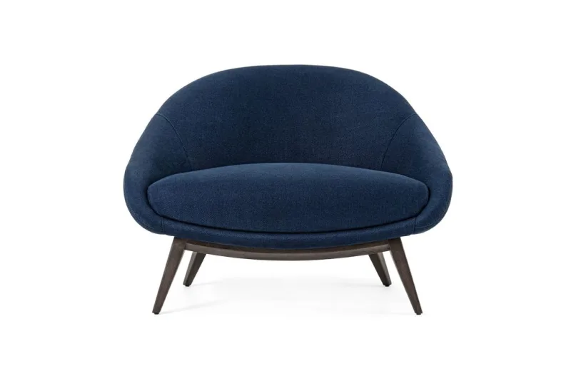 A poltrona Mayu, lançamento da linha Artefacto Beach & Country, tem seu design baseado em linhas orgânicas. Sua estrutura leva cedro maciço, revestido por tapeçaria. Foto: divulgação