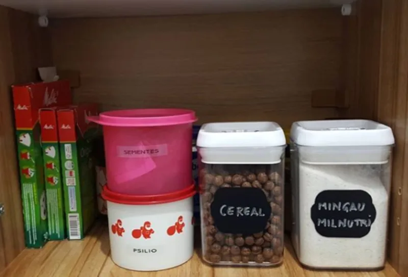 A padronização de utensílios é indicada, mas reaproveitar itens que já tem na casa é melhor. Identificar os objetos ajuda na manutenção da organização. Foto: reprodução/Instagram Rosemeri Moreira