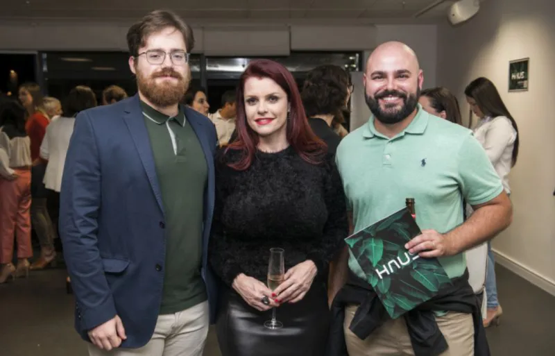 Enzo e Milena Schulmeister, da mostra Morar Mais, com Rodolpho Guttierrez, da Boulle. Foto: Leticia Akemi
