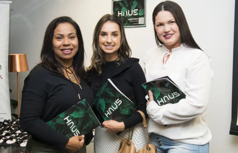 Luciane Benevides, da Impermix, a arquiteta Diane Justus, e Leni Cavalheiro, da Impermix. Foto: Leticia Akemi