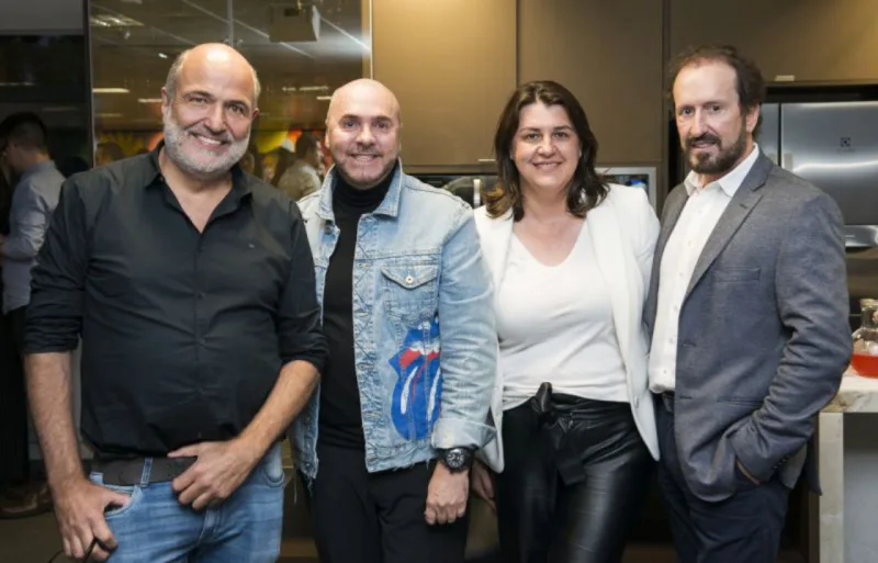 Jayme Bernardo, Rogério Cavanellas, da Breton, com Maristela Bubniak e Edson Marochi, da Simmetria e Móveis Campo Largo. Foto: Leticia Akemi