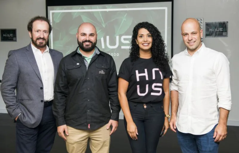 Edson Marochi, da Simmetria e Móveis Campo Largo, Rodolpho Guttierrez, da Boulle, Fernanda Walter, do comercial da Haus, e Leandro Lorca, da SCA. Foto: Leticia Akemi