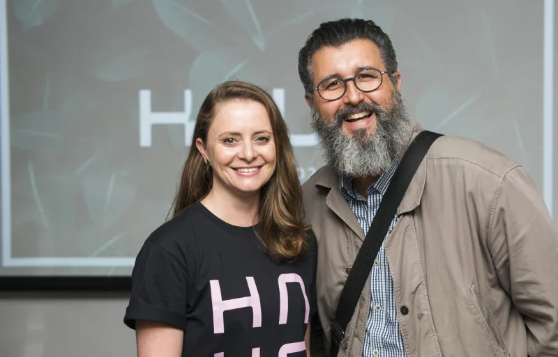 Sharon Abdalla, repórter da Haus, com o arquiteto Olando Ribeiro. Foto: Leticia Akemi