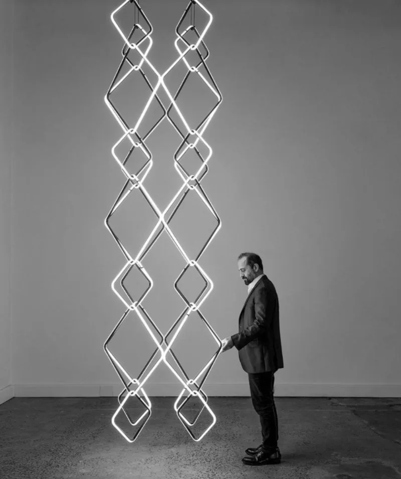 Brincar com a iluminação é a marca do designer Michael Anastassiades, designer do ano pela Maison&Objet. Foto: Reprodução/ Instagram