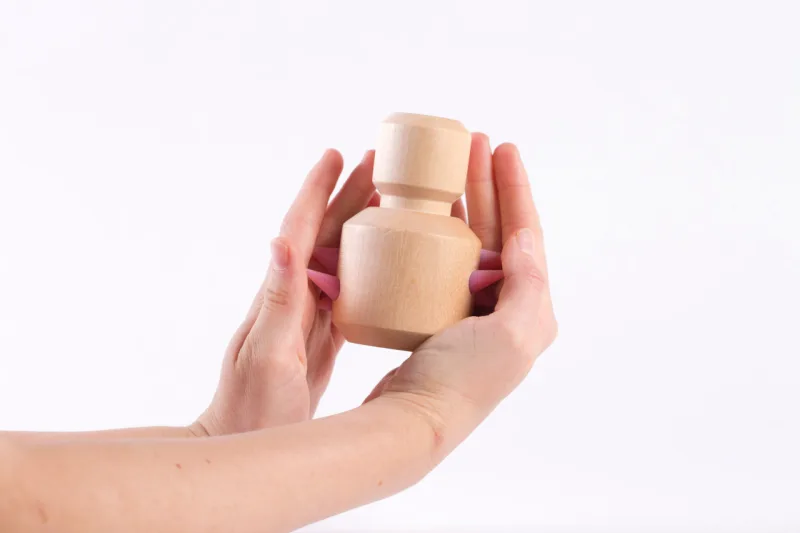 A raiva é representada por uma forma comprimida que sugere um sentimento preso, com espinhos de silicone saindo do corpo, como se estivesse pedindo para se libertar. Foto: divulgação