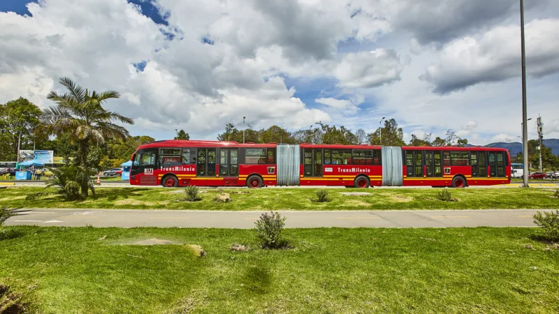 Volvo B171: os novos
biarticulados da Volvo,
em Bogotá, contam com
tecnologia Euro 5. Renovação é componente
importante para diminuição da emissão de gases poluentes. Foto: divulgação