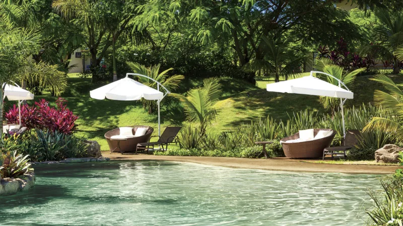 Piscina tipo praia: conheça a nova queridinha das áreas externas