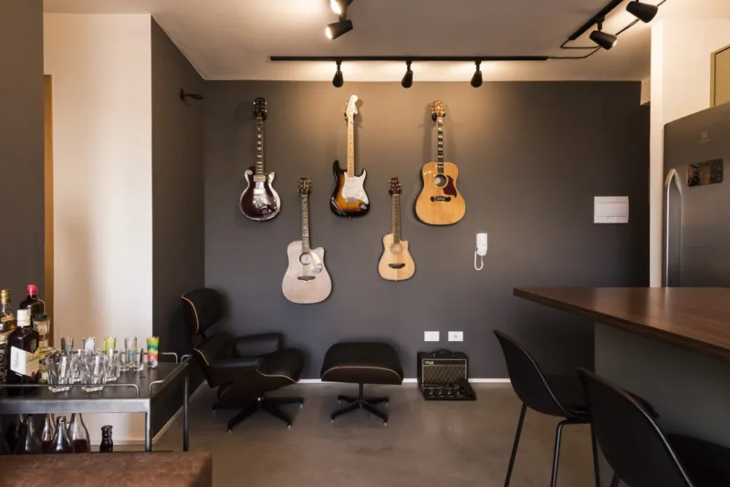 Com iluminação direcionada, coleção de instrumentos se transformou em obra de arte na parede. Foto: Rafael Roncato/Divulgação
