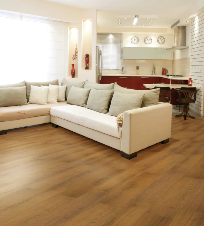 De fácil aplicação e manutenção, piso vinílico é recomendado para ambientes residenciais e comerciais. O modelo Avelã é mais escuro e contrasta com decorações cleans. Foto: divulgação/Kapazi