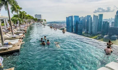 Piscina do hotel Marina Bay Sands, em Cingapura, é um dos projetos de borda infinita mais famosos. É assinada pelo escritório Safdie Architects e foi construída em 2010. Foto: divulgação