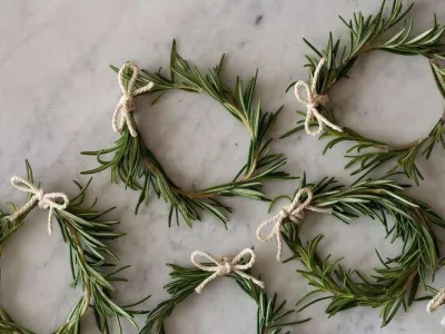 Minimalistas e simples, as guirlandas de alecrim enfeitam e perfumam o ambiente. Para montá-las, amarre ramos de alecrim ao redor um galho preso em formato circular, e finalize com uma fita. 
Foto: reprodução/Pinterest