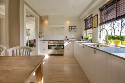 Jogando fora o que está estragado e doando o que não se usa mais, é possível deixar a cozinha, o quarto e todos os outros cômodos da casa organizados. Foto: Pixabay