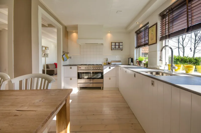 Jogando fora o que está estragado e doando o que não se usa mais, é possível deixar a cozinha, o quarto e todos os outros cômodos da casa organizados. Foto: Pixabay