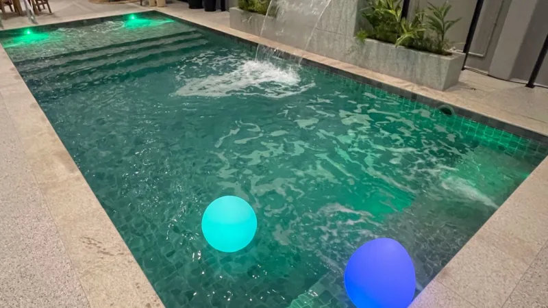 As piscinas instaladas no showroom mostram aos clientes como os produtos podem ficar em suas casas ou condomínios.