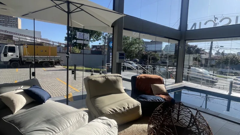 Espaço conta também com móveis e outros produtos para as áreas de piscina.