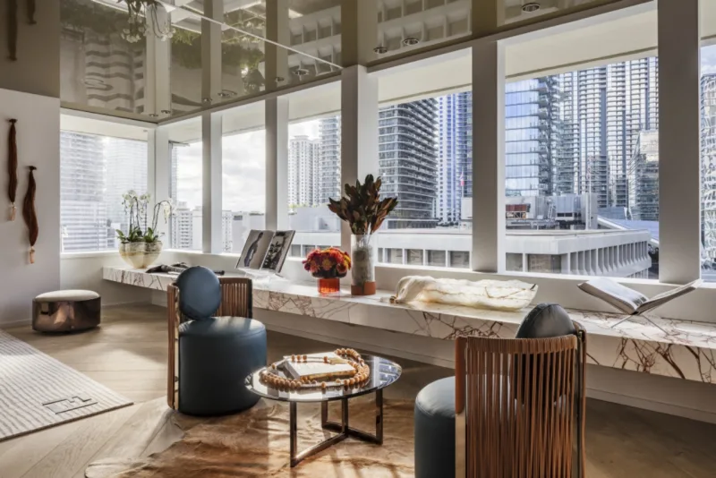 Luxo e elegância marcam o refúgio nas alturas pensado como suíte para a família. Foto: Kris Tamburello