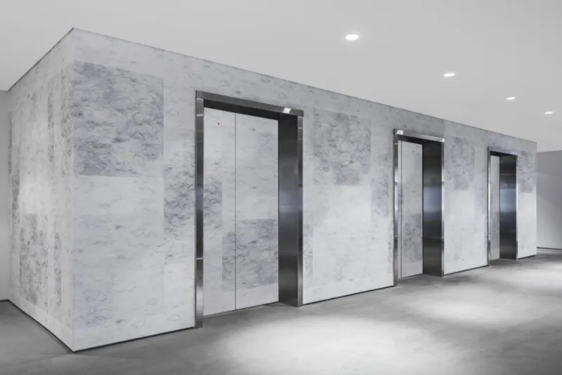 Hall dos elevadores ostenta profundidade e ilusões de ótica nas paredes e pisos. Foto: Kris Tamburello