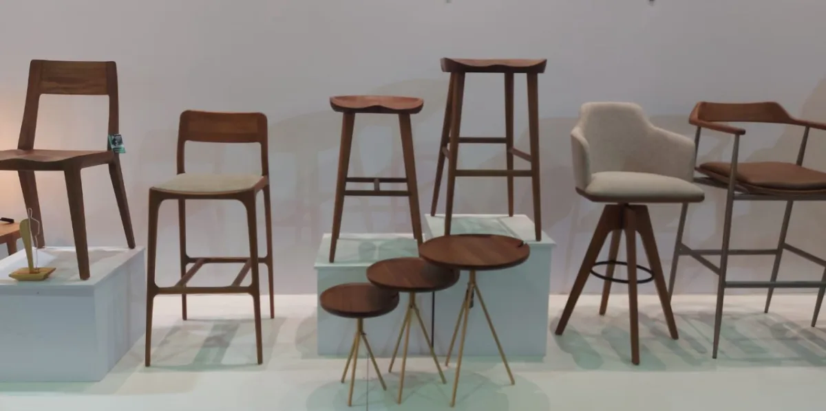 Cadeiras e mesas de apoio por Memor Design Brasileiro.