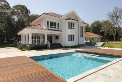 Deck retrátil amplia a área do piso e oferece segurança quando a piscina não está sendo utilizada. Foto: Fernando Zequinão/Gazeta do Povo
