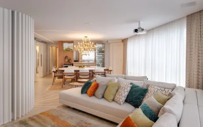 Tons terrosos e cores suaves ajudam a manter um padrão clean, enquanto pontos de cor trazem leveza para o décor. Foto: Nenad Radovanovic