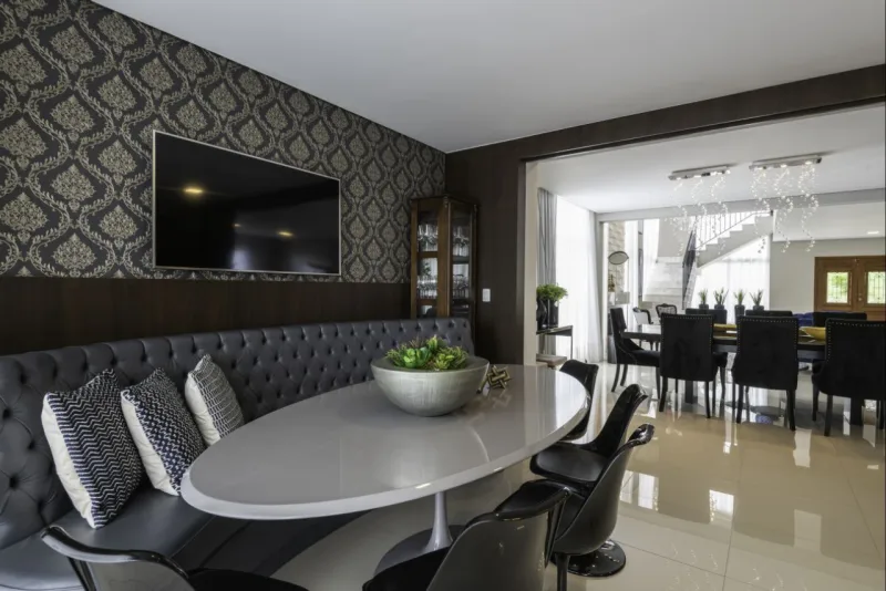 Inspirada em Londres, a proposta tem pitadas contemporâneas em detalhes da decoração. Foto: Fernando Zequinão/Gazeta do Povo