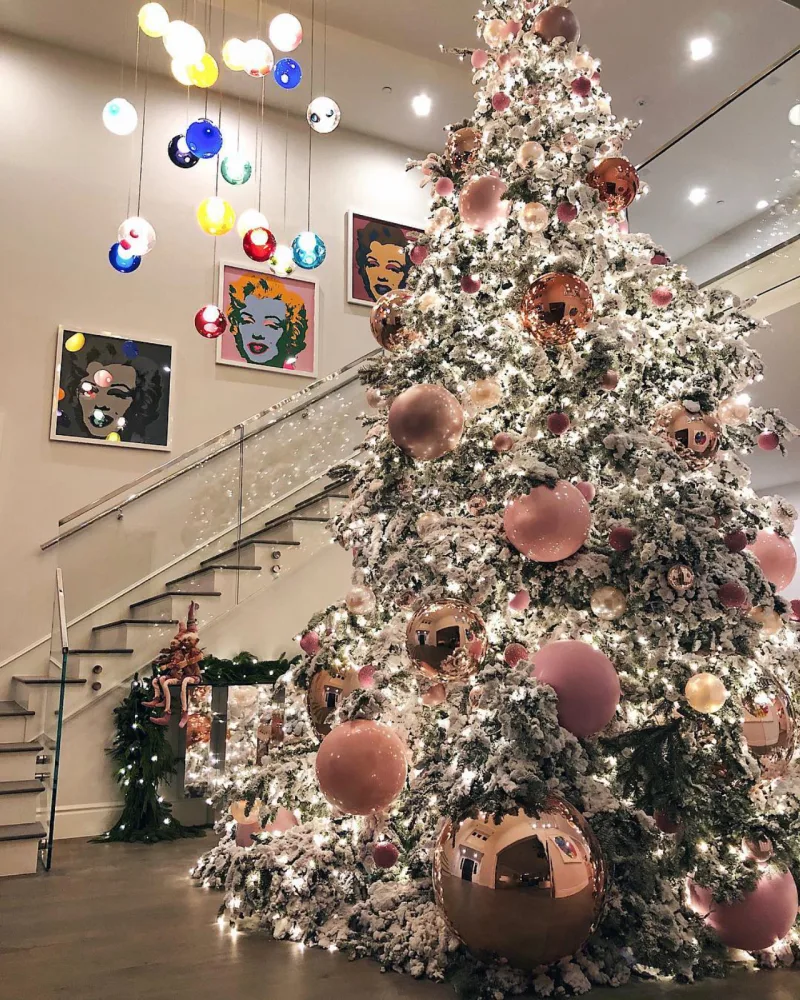 Em 2019, árvore da irmã Kardashian Kylie Jenner leva uma paleta de cores em tons de rosa. Foto: reprodução/Instagram/@kyliejenner