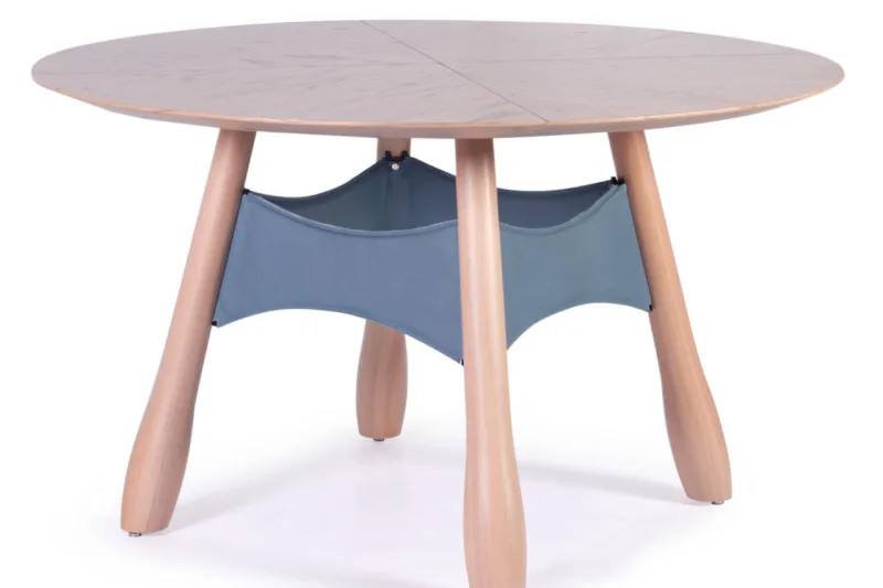 Mesa Yankee, por Caroline Costi