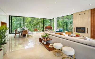Paredes de vidro integram também o ambiente externo às áreas internas. Foto: Nenad Radovanovic