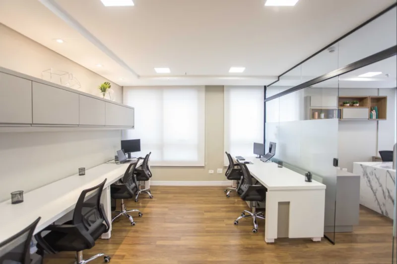 Estilo clean é valorizado com tons neutros e o uso do mármore. Foto: Diego Castelo
