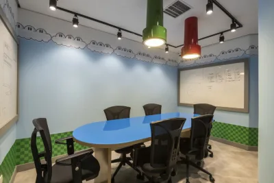 Projeto de Amanda Fabbri tem luminárias exclusivas e decoração com temática do game "Mario Bros". Foto: Fernando Zequinão/Gazeta do Povo