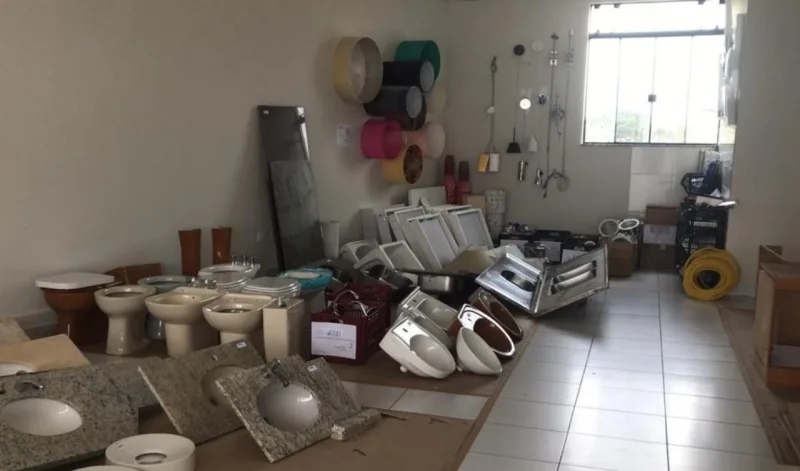 Bazar Caçamba do Bem vende materiais de construção a partir de R$ 2 em Curitiba