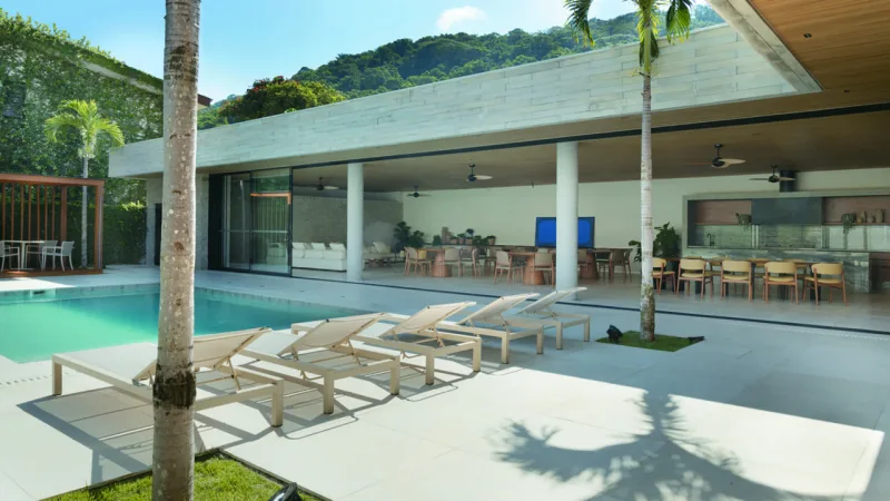 Integração com área interna “facilita” uso da piscina e adjacências.