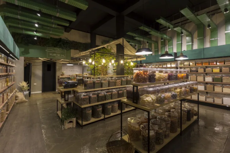 O estilo rústico dá ênfase aos produtos à venda e reforça a identidade da marca de produtos naturais.
Foto: Gustavo Lubian