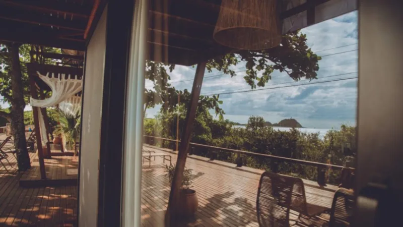 Acomodações têm acesso a deck 150 m², projetado para conferir conforto e exclusividade.