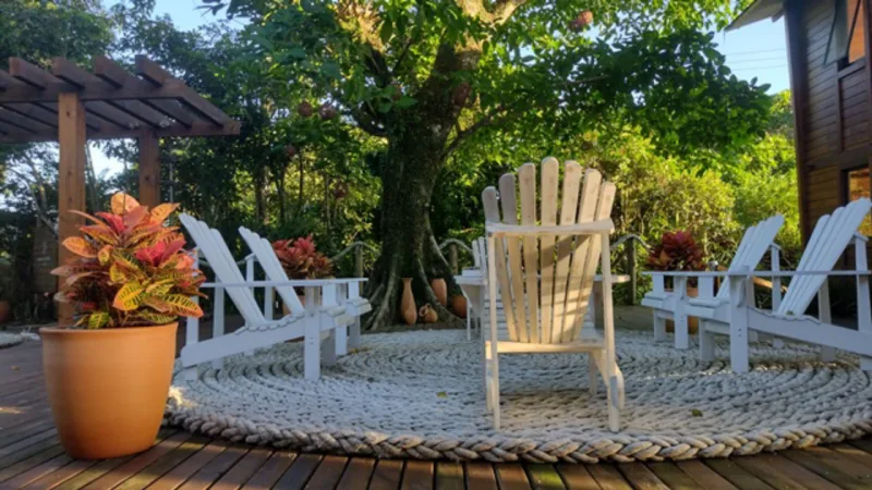 Para área comum e interiores, o arquiteto Marcelo Lopes optou por muita textura e paleta de cores calminha, focada nos off-whites e terrosos