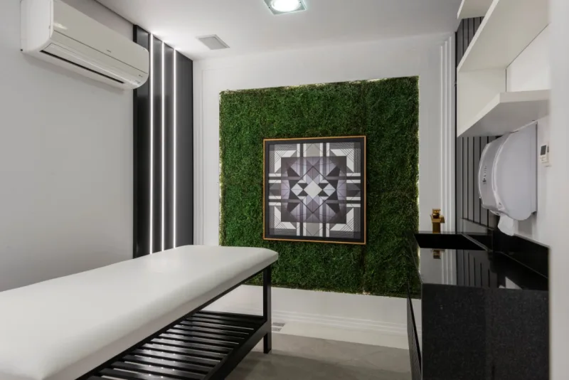 Ambiente inspirado na arquitetura oriental é minimalista e aposta em geometria e simetria. Foto: Fernando Zequinão/Gazeta do Povo