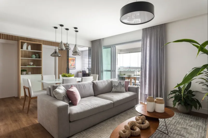 Minimalismo em ambientes integrados aproveitou bem os espaços e trouxe um clima de tranquilidade ao apartamento. Foto: Eduardo Macarios