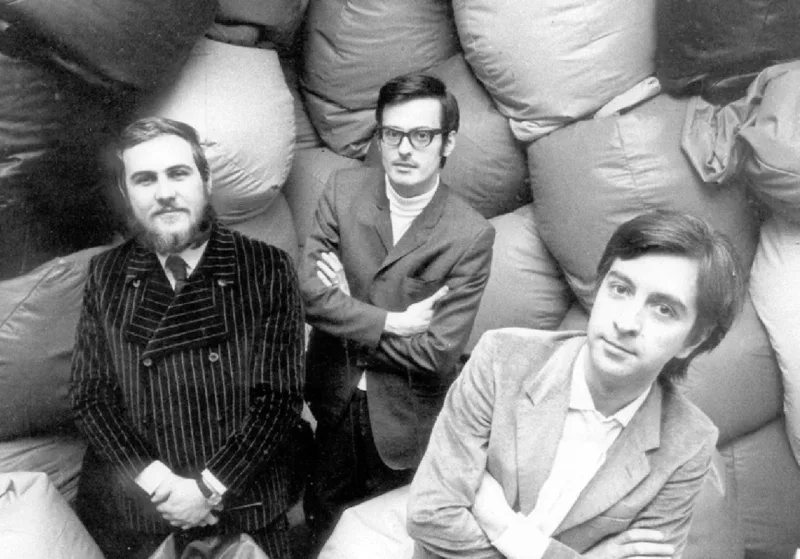 Os três designers criadores do pufe Sacco, da Zanotta. Peça que se popularizou mundo afora tem uma história de design. Foto: Divulgação