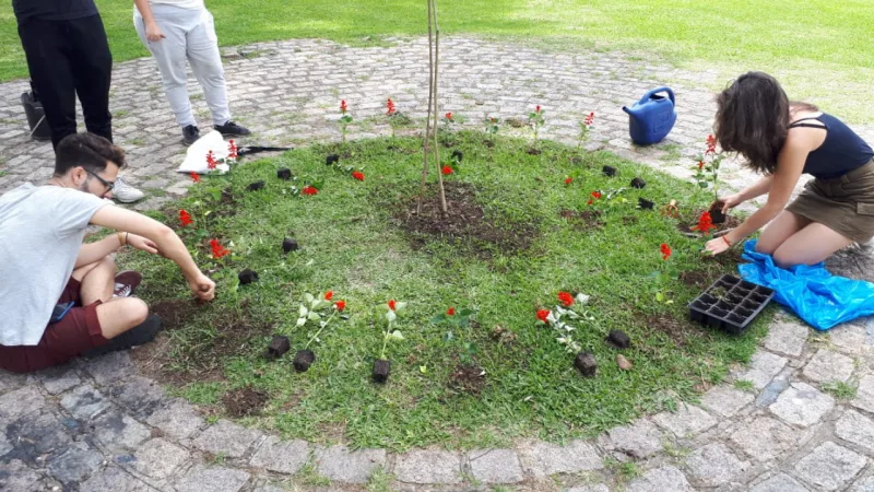 Uma das intervenções programadas pelo Laboratório de Inovação Urbana foi a melhoria de um espaço na rua Conselheiro Laurindo, visando o descanso de adultos catadores e família Foto: Amanda Milléo / Gazeta do Povo