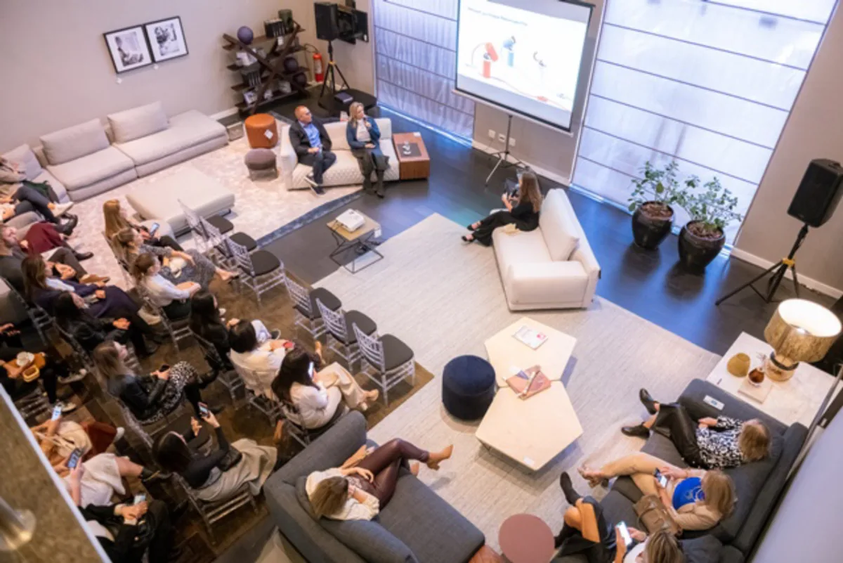 Sofá de HAUS na Natuzzi Itália debate Milão 2023